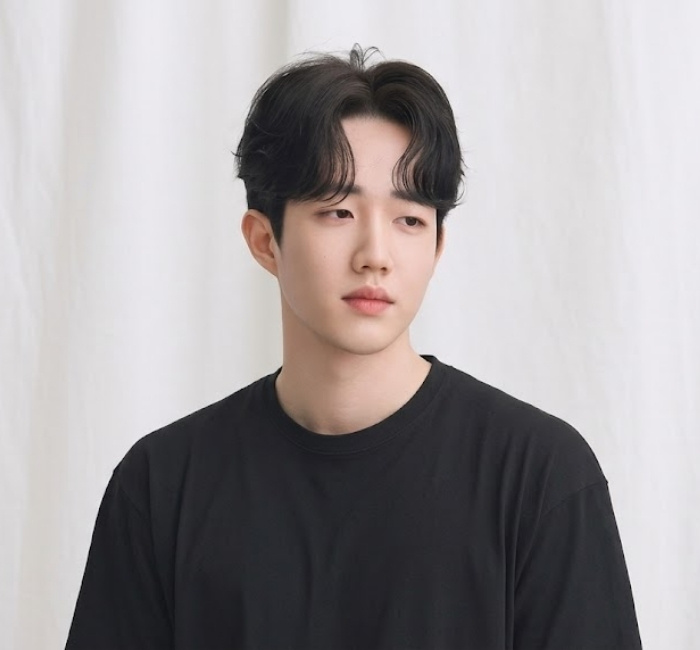 Korean S-shaped fringe hairstyle with wavy front layers, natural curved texture, and balanced face-framing movement