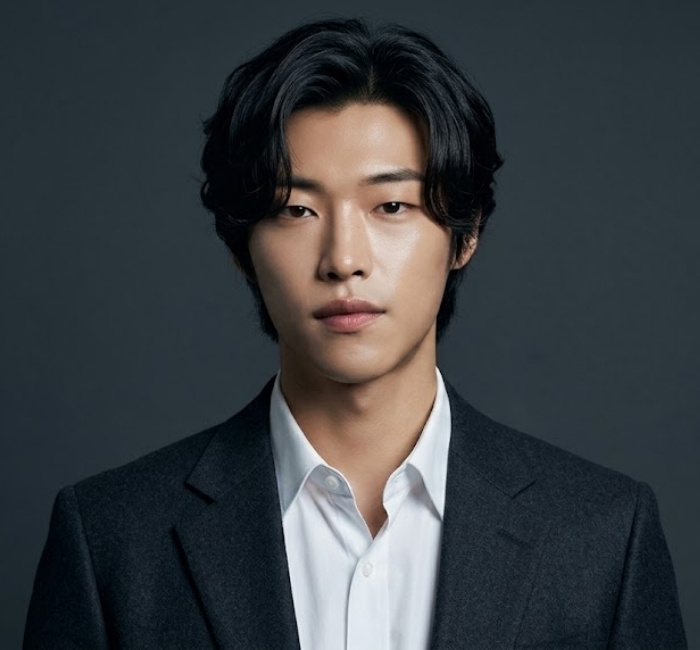 Korean side swept bangs hairstyle with angled layers, smooth texture, and face-framing movement for trendy men